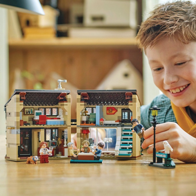 LEGO Harry Potter Privet Drive: Aunt Marge's Visit, , large