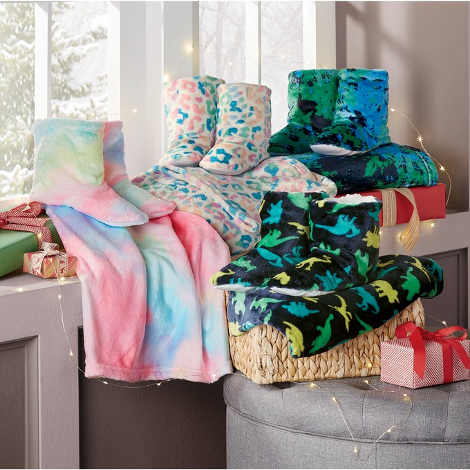 Kids Novelty Throw Blanket & Bootie Slipper Gift Set